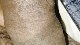 Ung asiatisk twink flickvän slurpar svart kuk innan han bankar sin egen trånga röv