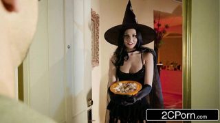 Moglie infedele in cosplay, vestita da strega, scopa alle spalle del marito
