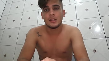 sentado no vazo fasendo aquilo