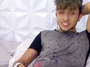 Que rico llenarse la camisa de semen después de una buena paja