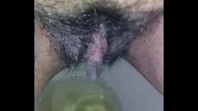 Bucetuda peluda mijando,  pee, pissing