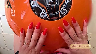 Rainha Hotwife exibindo sua BUNDA PERFEITA para a cidade inteira num rolê de moto
