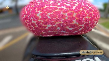 Rainha Hotwife exibindo sua BUNDA PERFEITA para a cidade inteira num rolê de moto