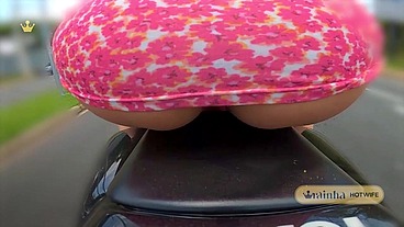 Rainha Hotwife exibindo sua BUNDA PERFEITA para a cidade inteira num rolê de moto