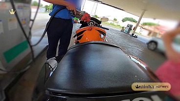 Rainha Hotwife exibindo sua BUNDA PERFEITA para a cidade inteira num rolê de moto