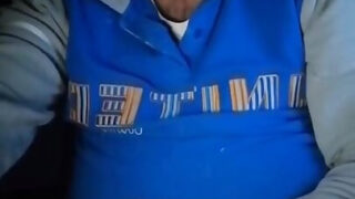 Amatör webbkamerabilder av en kraftig europeisk homosexuell björn som runkar hans tjocka kuk till explosion