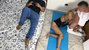me gusta que el masajista me haga masaje en mi culo y mi vagina al frente de mi marido cornudo ntr netorare