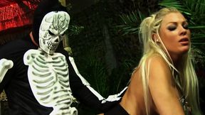 Cindy Behr Leads a Seductive Ritual in a Steamy Group Encounter