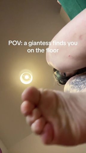 Giantess Finds You on the Floor. ***