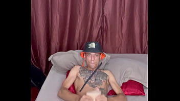 Thiago kelton comendo uma bunda de silicone no quarto