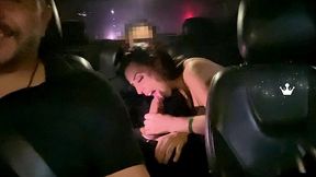 a gostosa casada rainha hotwife chupou seu amante no carro no caminho do hotel com o corno dirigindo