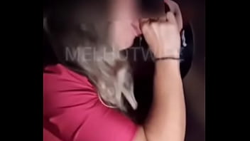 A PRIMEIRA VEZ QUE CHAMEI MEU MARIDO DE CORNO FIQUEI COM TANTO TESAO QUE DEI PARA 2 DESCONHECIDOS PRA ME COMER NA CABINE