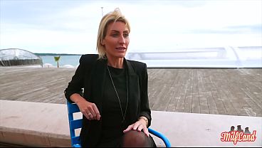 Anouk, &eacute_l&eacute_gante femme, recherche une bite bien veineuse