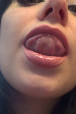 Gentle giantesslipsmouth clip swallowing