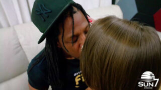 Sarışın Latin güzeli, sevgilisinden sert bir anal ilişki yaşıyor.