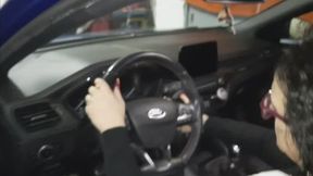 Décolleté senza collant , leggins neri , cavigliera , camicetta con una generosa scollatura e un'auto che non parte.