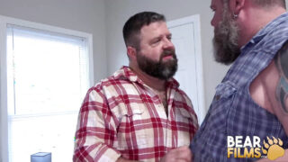 Blowjob, bareback, kissing, licking, hairy, fat – hardcore fetishvideo van mollige, getatoeëerde homo's met beertjes die anaal worden gepenetreerd