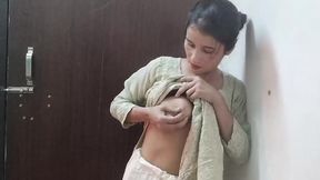 Desi aunty ko saman dene ke bahane pel