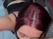 LA NIÑERA ME CHUPA LA POLLA Y EL CULO HASTA SACARME TODA LA CUM CUANDO TODOS ESTAN MIRANDO TV