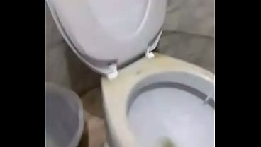 Sheila CDzinha... Lambendo vaso sanit&aacute_rio de banheiro p&uacute_blico