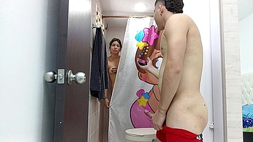 MI MADRASTRA ME PROVOCA,ME LA FOLLO EN EL BAÑO, TERMINA EN UN DELICIOSO SQUIRTING-historia completa-