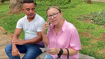 Fiz massagem em uma milf casada que veio dar para o massagista na frente do marido (COMPLETO NO RED)