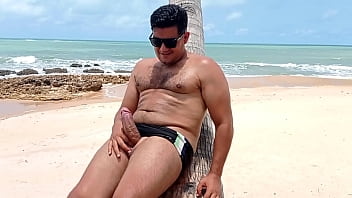 Yuri Ga&uacute_cho se masturbando na Praia de Coqueirinho PB com banhistas na praia