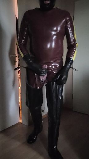 Horny wank in fullrubber