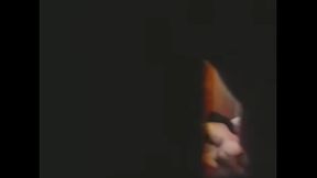 Espiando vizinhos pelo buraco da parede de madeira Desculpa pela tremedeira &eacute_ que filmei s&oacute_ com uma m&atilde_o a outra estava ocupada sacom&eacute_&eacute_