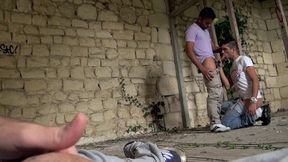 j adore matter mon mec en train de sucer un autre mec en exterieur