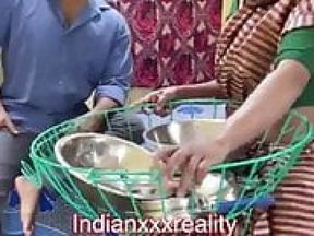 Desi sensual nokrani ne paiso ke liye apna jishm becha malik ko