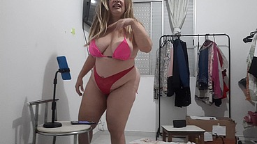 Vivi Guedez went to test out her new gift from a sex shop, and it ended up not working.