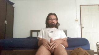 Um twink magrinho e não circuncidado acaricia seu grande pênis peludo e goza forte sozinho.