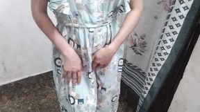 Step sister bathroom me baithi bra khol ke chod diya