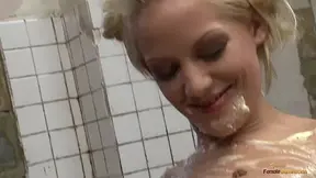 Brunette hottie loves smearing food all over a curvy blonde babe