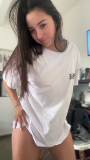 Teen onlyfan shows off her tits