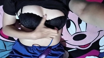 Latina de grandes tetas pillada con el novio de su hermanastra en video llamada ( CASERO REAL)