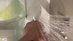 je vous laisse regarder quand je me douche