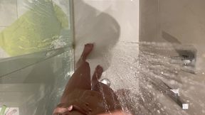 je vous laisse regarder quand je me douche