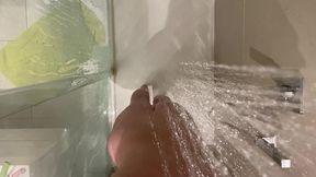 je vous laisse regarder quand je me douche