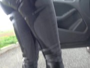 Elle doit s'arrêter pour pisser mais trop tard elle trempe son pantalon