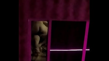 Observando pareja en hotel