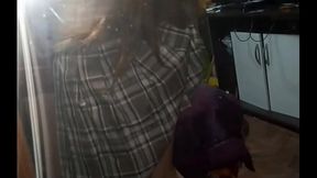 MI NOVIA SIEMPRE ME PIDE QUE LA LLEVE A SU CASA Y LA AYUDE CON SU TAREA... COGEMOS FRENTE AL ESPEJO... (completo)