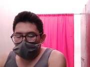 Travesti masturbándose en un Cyber