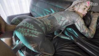 Μικροσκοπική έφηβη με τατουάζ, η Anuskatzz κάνει βαθύ λαιμό σε τεράστιο κόκορα αφού την γαμάνε σφιχτό κώλο σε σκυλάκι στυλ