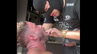 DANDO LEITE NA BOCA DO PUTINHO