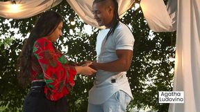 me levou no meio do mato, me colocou de joelhos e botou o pau para fora