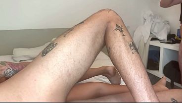 marido corno perdeu a aposta e deixou a mulher novinha gostosa dar pra 2 amigos