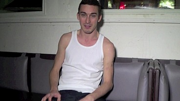 un hetero curieux de paris baise un gay pour une nouvelle experience sexuelle