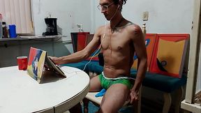 El cibernauta excitado se frota con los juguetes sexuales en su ropa interior: Raba Erre Pro